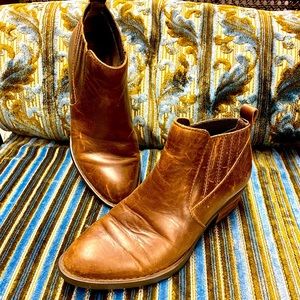 Born ladies 7 1/2 brown bootie